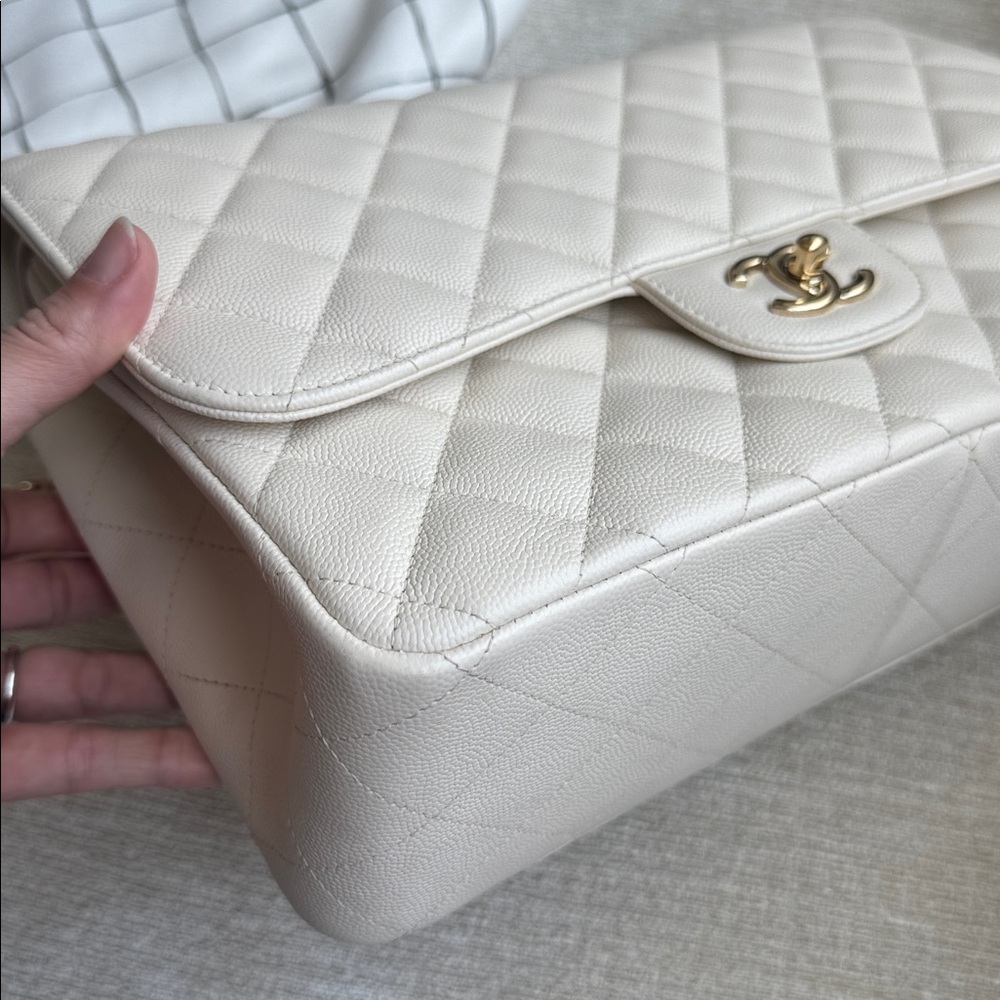 CHANEL authentic classic flap bag in white with gold hardware, size jumbo - Picture 5 of 16